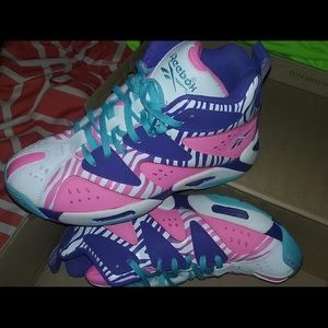 Kids Reebok shoes size 5 1/2y shoes really cute